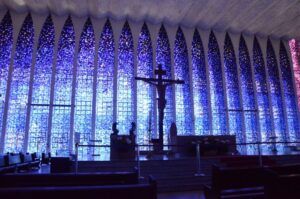 Santuário Dom Bosco demorou 7 anos para ser construído; “luz azul domina o ambiente”, diz professora