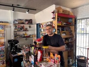 Jornaleiro do Guará diz que venda de álbum da Copa é um dos grandes momentos do ano; “vale cada segundo”