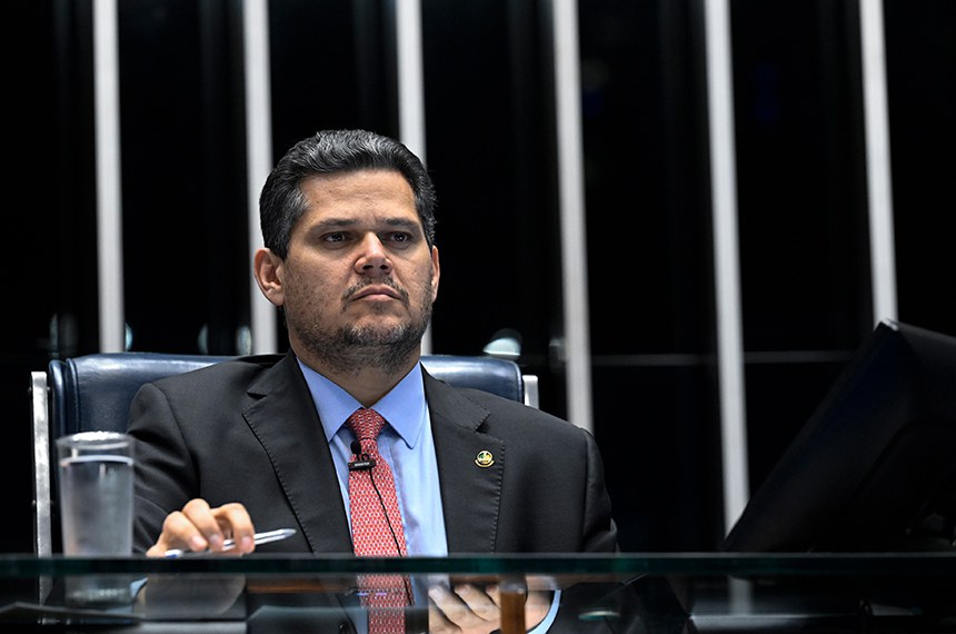 Alcolumbre anuncia sessão do Congresso para veto à dosimetria