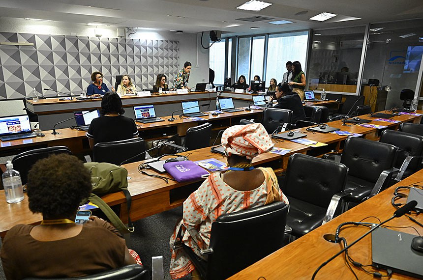 Debatedoras defendem políticas contra dependência econômica de mulheres