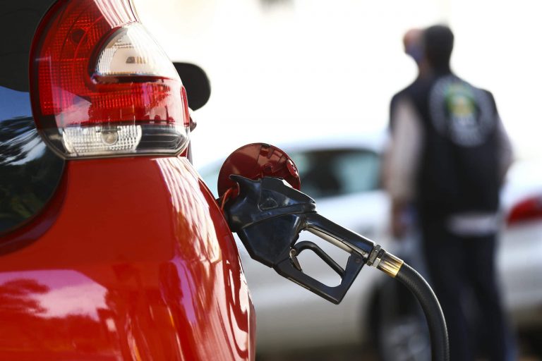 Carro no posto de gasolina