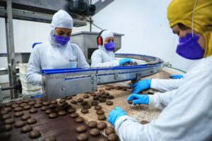 Economia - indústria e comércio - fábrica - linha de produção - trabalhados industrial - fábrica de biscoitos - trabalho - trabalhador formal - Em Colombo, na Região Metropolitana de Curitiba, a Barion atua no mercado de doces há mais de 60 anos.