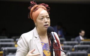 Deputada Daiana Santos fala ao microfone