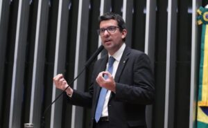 Deputado Marcelo Queiroz fala ao microfone
