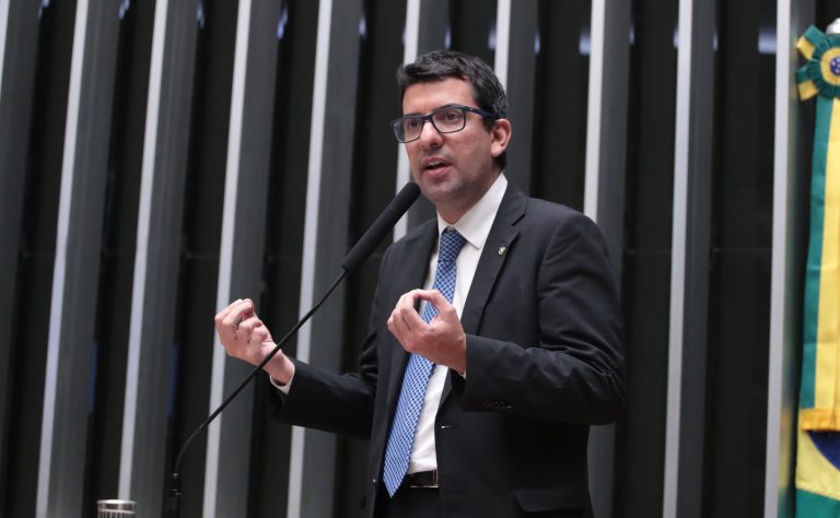 Deputado Marcelo Queiroz fala ao microfone