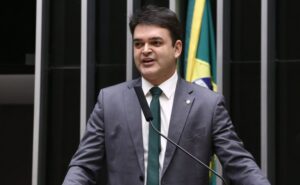 Deputado Rubens Pereira Júnior fala ao microfone