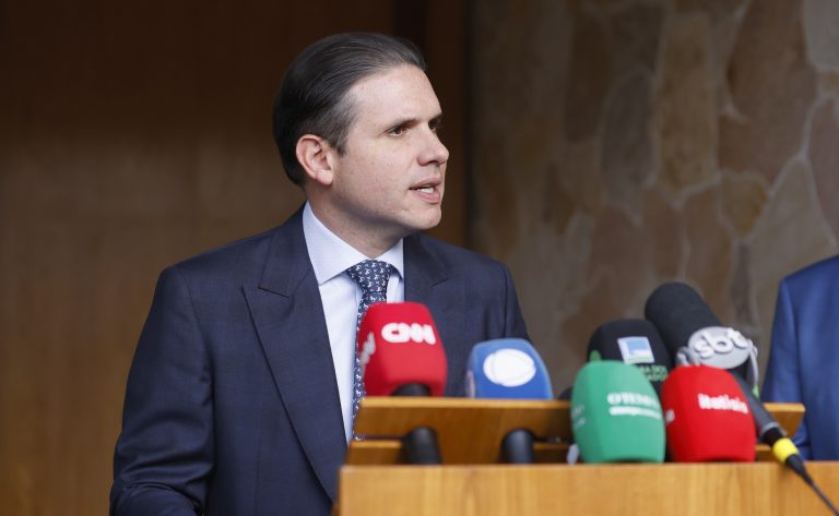 Deputado Hugo Motta fala ao microfone