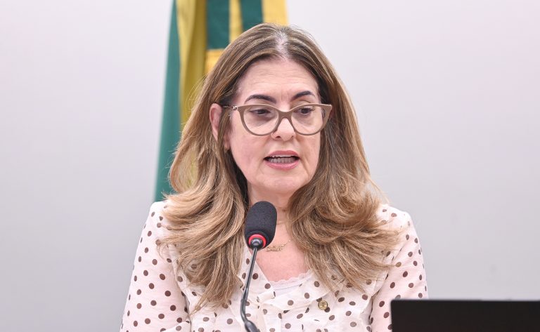 Deputados criticam falta de implementação da lei de prevenção ao suicídio