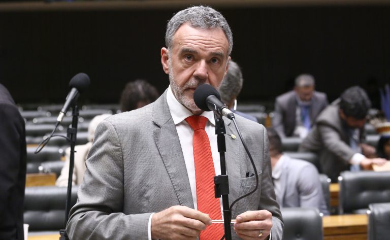 Câmara aprova proibição de reuso de embalagens de tintas imobiliárias