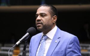 Deputado Márcio Marinho fala ao microfone