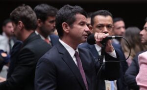 Câmara aprova lei contra veto de condomínios a aluguel para partidos