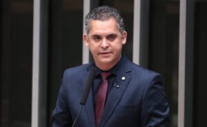 Deputado Gilson Daniel fala ao microfone