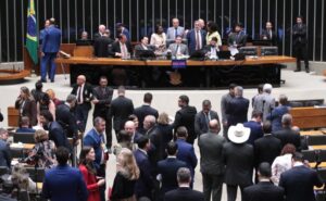 Câmara analisa em segundo turno PEC que destina 1% de recursos à assistência social