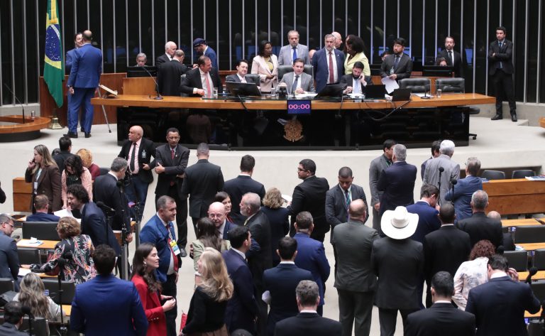 Câmara analisa em segundo turno PEC que destina 1% de recursos à assistência social