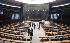 Câmara aprova repúdio a enviado de Trump por ofensas a mulheres brasileiras