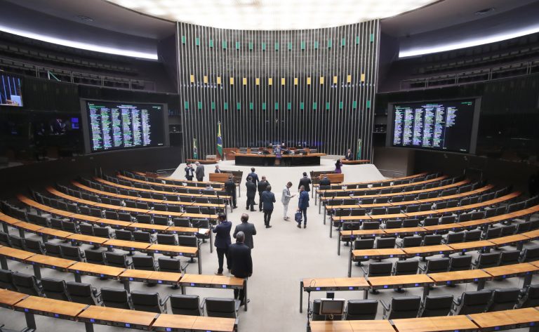 Câmara aprova repúdio a enviado de Trump por ofensas a mulheres brasileiras