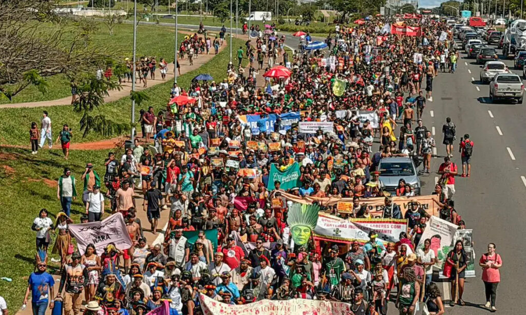 Indígenas marcham em Brasília contra Congresso e Marco Temporal
