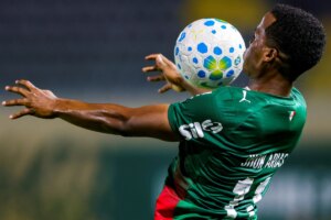 Palmeiras vence Bahia com golaço de Arias e dispara na liderança