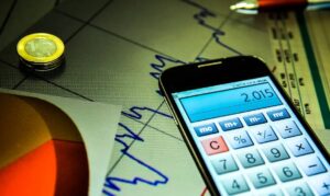 Curva se achata e taxas curtas de juros sobem em meio a falas de Trump e de Galípolo