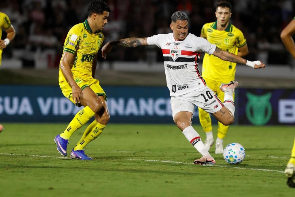Luciano marca, São Paulo vence Mirassol e entra no G4 do Brasileirão