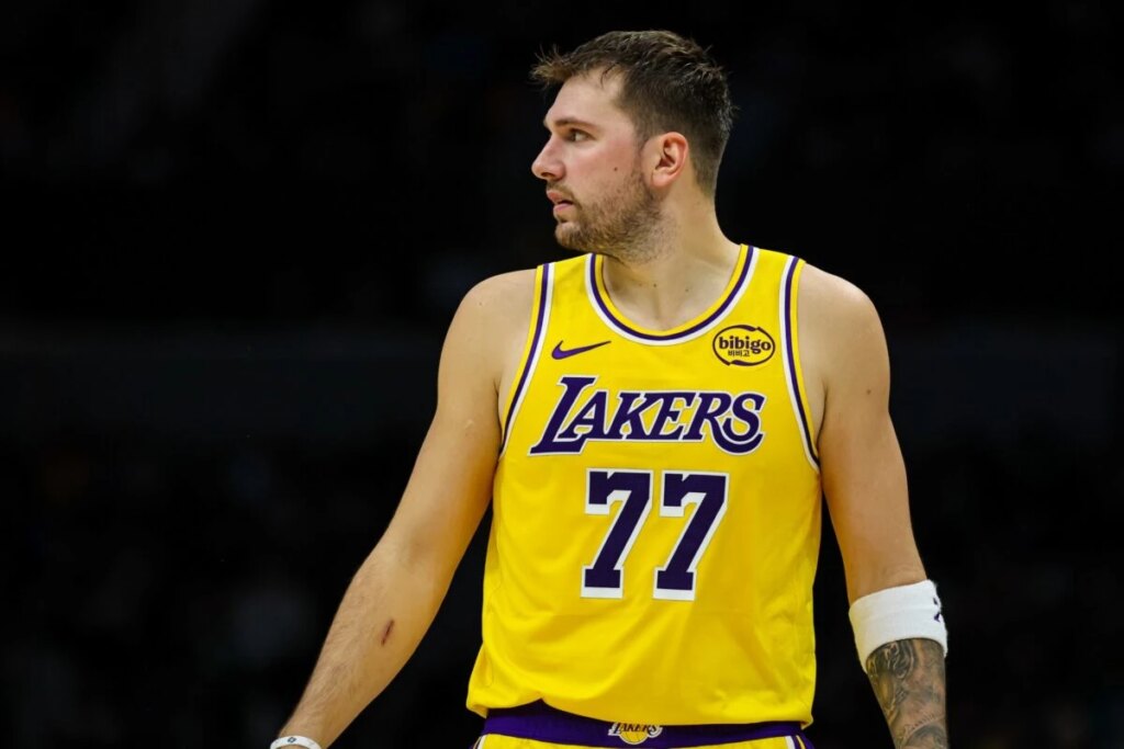 Candidato ao prêmio de MVP, Luka Doncic se lesiona em jogo dos Lakers