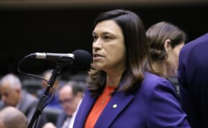 Câmara aprova diretrizes para alfabetização digital de alunos deficientes