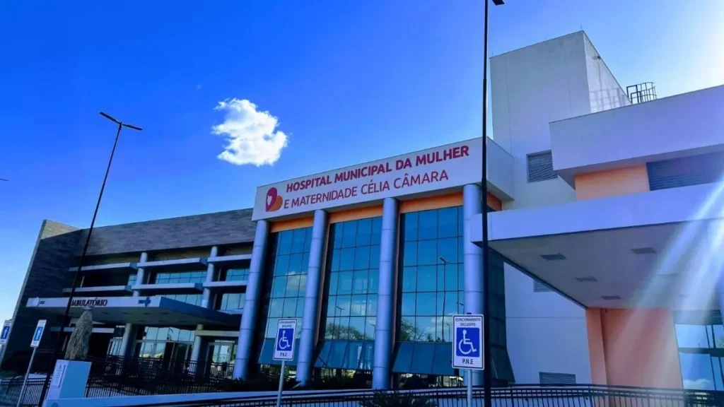 Funcionários cobram salários atrasados após saída de OS da Maternidade Célia Câmara em Goiânia