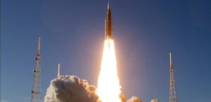 astronautas consertam problema no vaso sanitário da nave Orion