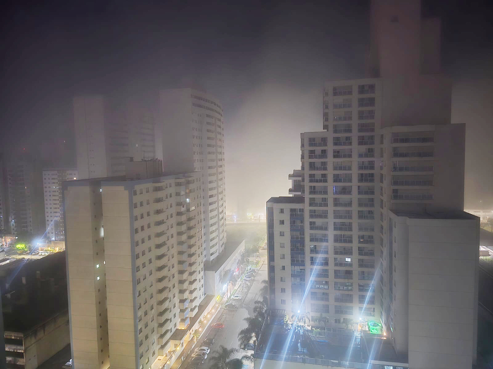 Neblina encobre Brasília no início do dia e marca mudança no tempo no DF