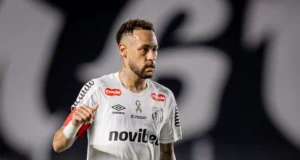 Arbitro relata desrespeito de Neymar sobre cartão que o tirou do jogo contra o Flamengo