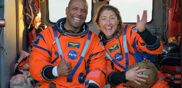 astronautas estão em navio da Marinha dos EUA para passar por exames médicos