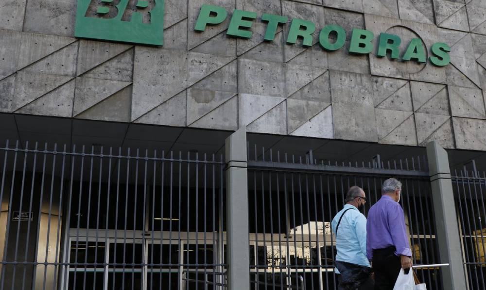 Petrobras anuncia que vai parcelar reajuste do querosene de aviação