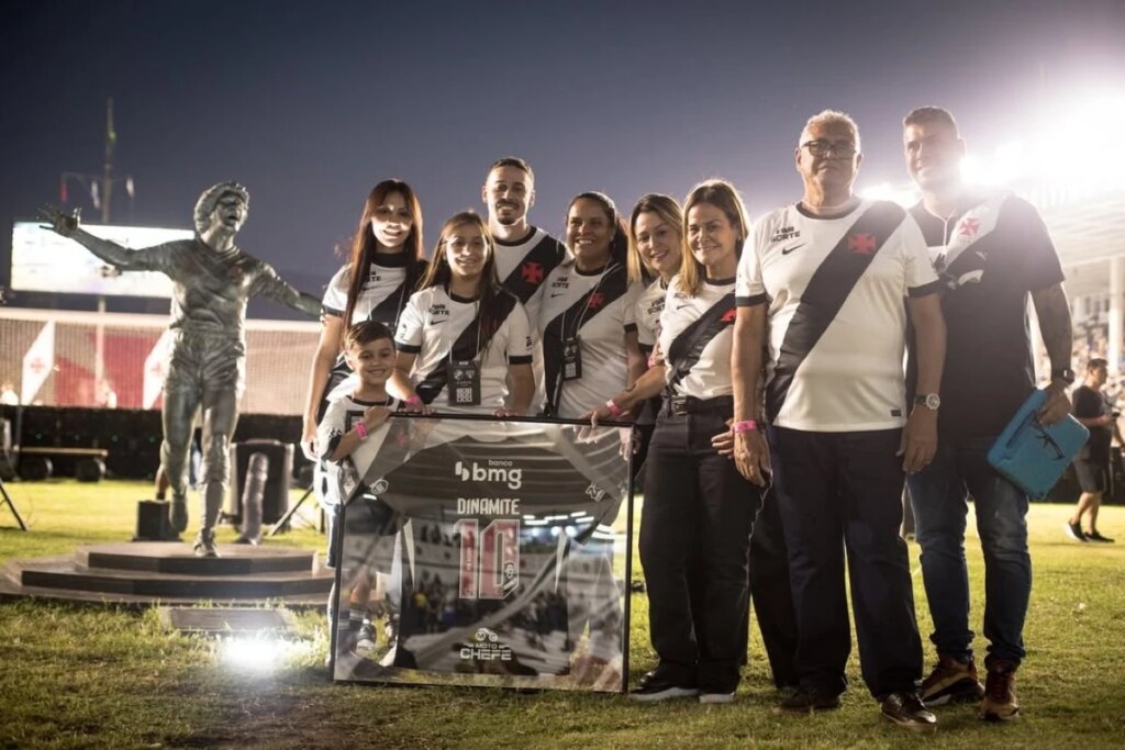 Vasco mantém invencibilidade em jogos com homenagem a Dinamite