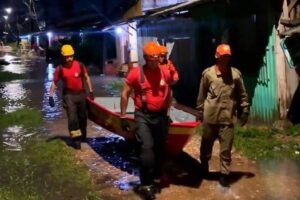 Chuva forte e maré alta alagam ruas de Belém, que decreta emergência