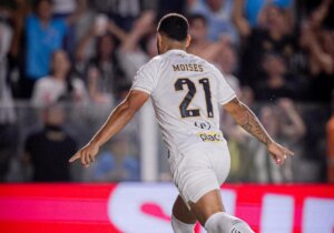Moisés marca e Santos bate o Atlético-MG na Vila Belmiro