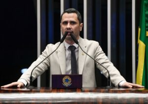 Senador Cleitinho defende debate sobre fim da escala 6×1 e critica gestão pública