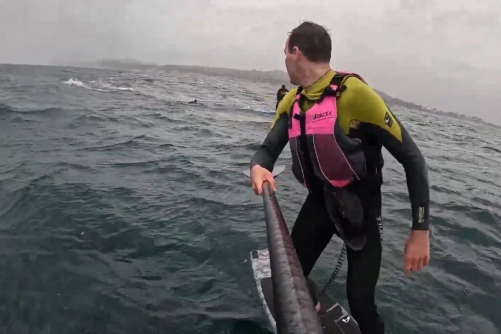 Surfistas são perseguidos por tubarão nos Estados Unidos