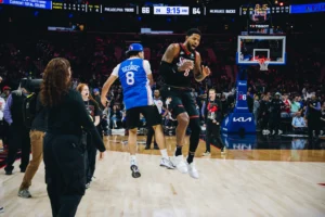 Torcedor do Philadelphia 76ers acerta arremesso do meio da quadra e fatura 10 mil doláres (R$ 50 mil reais) na NBA; assista!