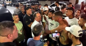 Torcida do Santos cobra Marcelo Teixeira, presidente do clube, sobre contrato com empresa de Neymar Pai