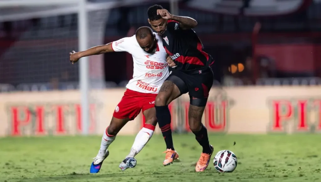 Na véspera do aniversário, Atlético perde de virada para o Náutico e segue sem vencer na Série B