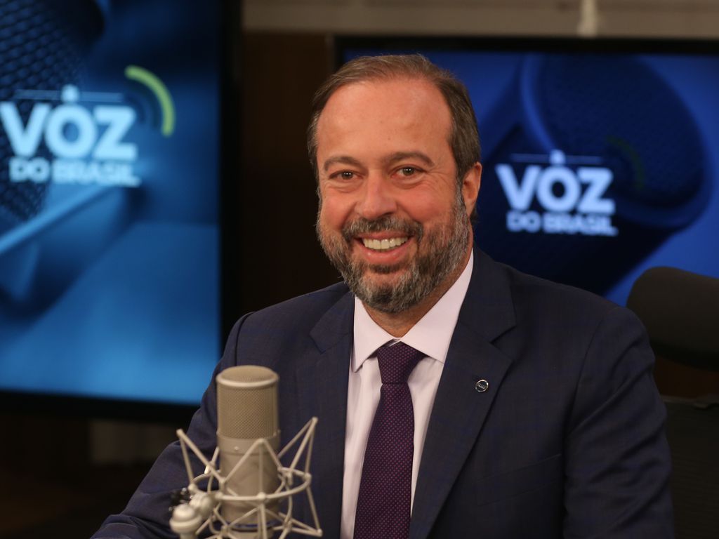 Governo defende avanço do compartilhamento de postes entre energia e telecomunicações