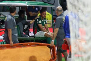 Copa do Brasil: Vitor Roque deixa o campo após entrada de adversário