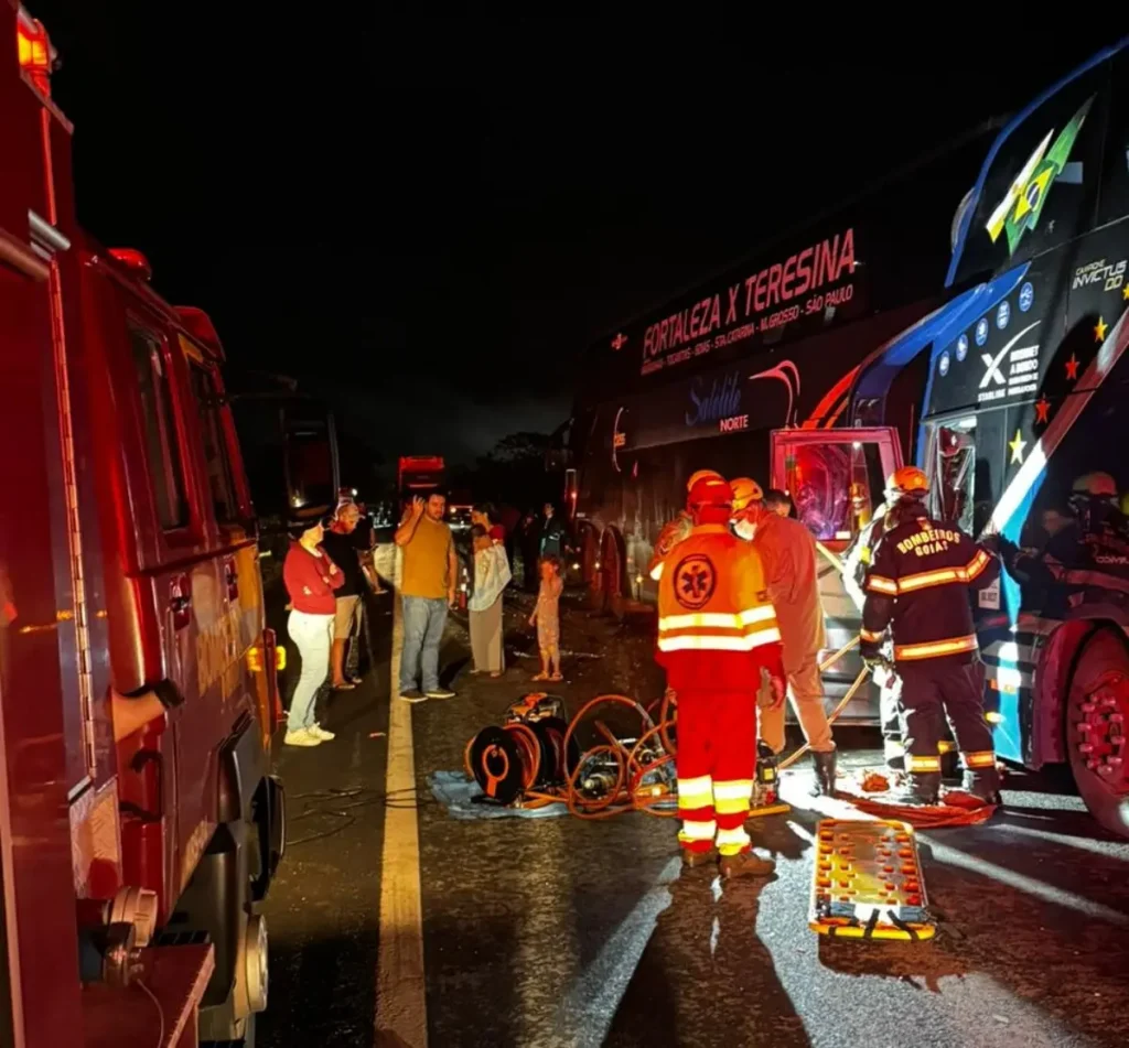 Acidente com ônibus na BR-153 deixa um morto em Campinorte