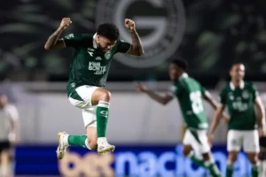 Goiás comemora 83 anos com vitória e liderança na Série B