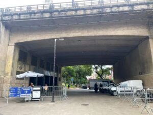 Concessionária instala estacionamento irregular no Vale do Anhangabaú em área de pedestres