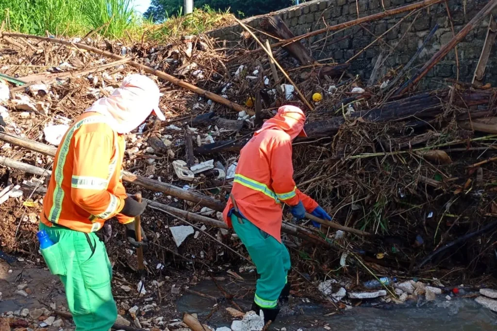 Plásticos, pneus e móveis: Mais de 25 toneladas de lixo são retiradas do Córrego Taquaral, em Goiânia