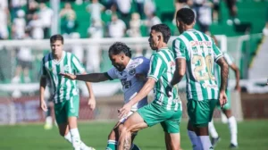 Expulsões pesam, Goiás é derrotado pelo Juventude e perde invencibilidade na temporada