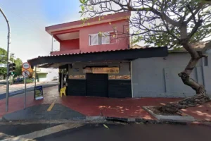 Hamburgueria oferece salário maior para usar roupa decotada