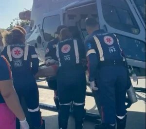 Motociclista é resgatado de helicóptero em estado grave após colisão em Aparecida