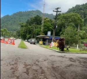 Motorista com pneu furado pede ajuda à PRF e acaba multado